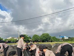 Sampah kayu, plastik dibersihkan dari bibir pantai yang berada di Denpasar (Foto: Dok Polda Bali)