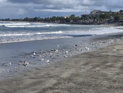 Foto: Sampah kiriman di Pantai Kuta, terdapat beberapa sampah plastik masih berserakan di pinggir pantai, Rabu (4/1/2026). (Fabiola Dianira/)