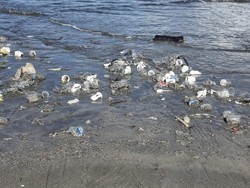 Foto: Sampah kiriman di Pantai Kuta, terdapat beberapa sampah plastik masih berserakan di pinggir pantai, Rabu (4/1/2026). (Fabiola Dianira/)