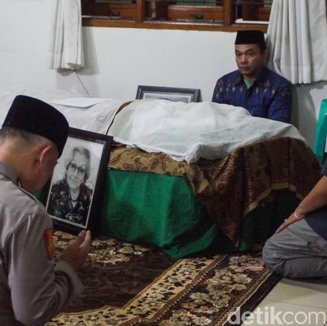 Sejumlah Pejabat Melayat ke Rumah Duka Eyang Meri