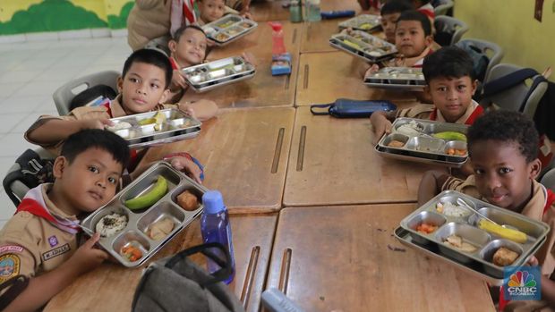Sejumlah siswa menerima makanan program Makan Bergizi Gratis (MBG) di SDN Sumur Batu 03 Pagi, Kemayoran, Jakarta, Selasa, (4/2/2026). (CNBC Indonesia/Muhammad Sabki)