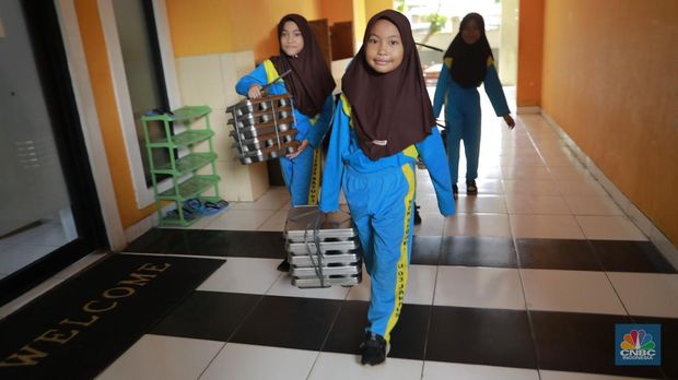 Sejumlah siswa menerima makanan program Makan Bergizi Gratis (MBG) di SDN Sumur Batu 03 Pagi, Kemayoran, Jakarta, Selasa, (4/2/2026). (CNBC Indonesia/Muhammad Sabki)