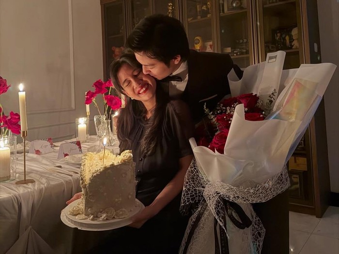 Shenina Cinnamon ultah ke-27, makan malam romantis dengan Angga Yunanda meski di rumah saja.