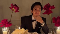Angga Yunanda mengenakan setelan jas hitam dan kemeja putih. Selamat ulang tahun Istri aku tercantik, tercinta, tersempurna, ucap Angga Yunanda. Foto: Instagram @sheninacinnamon