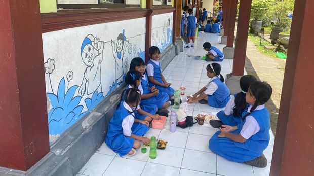 Siswa SDN 5 Karangasem menyantap bekal setelah menu MBG tidak layak dikonsumsi konsumsi karena sate basi dan nasi kering, Rabu (4/2/2026) (Foto: I Wayan Selamat Juniasa)