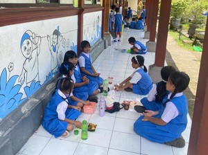 Siswa Karangasem Dapat Menu MBG Tak Layak Konsumsi, Sate Basi-Nasi Kering