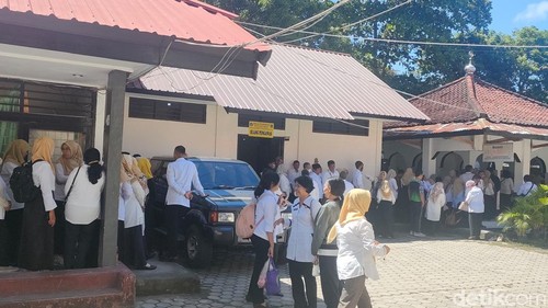 Suasana antrean para guru se-Kota Mataram saat menandatangani berkas syarat pencairan THR 2025 dan TPG gaji ke-13 tahun 2025 di Kantor Dinas Pendidikan Kota Mataram, Rabu (4/2/2026). Nathea Citra/detikBali