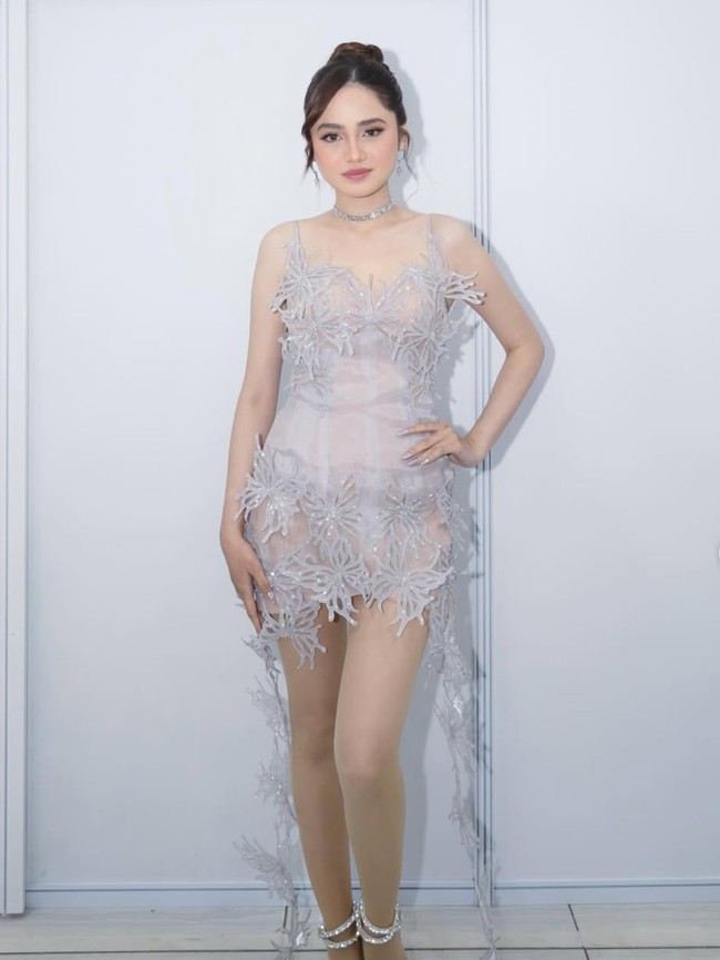Potret Syifa Hadju Tampil Dreamy Dengan Mini Dress Motif Kupu-kupu, Memukau!