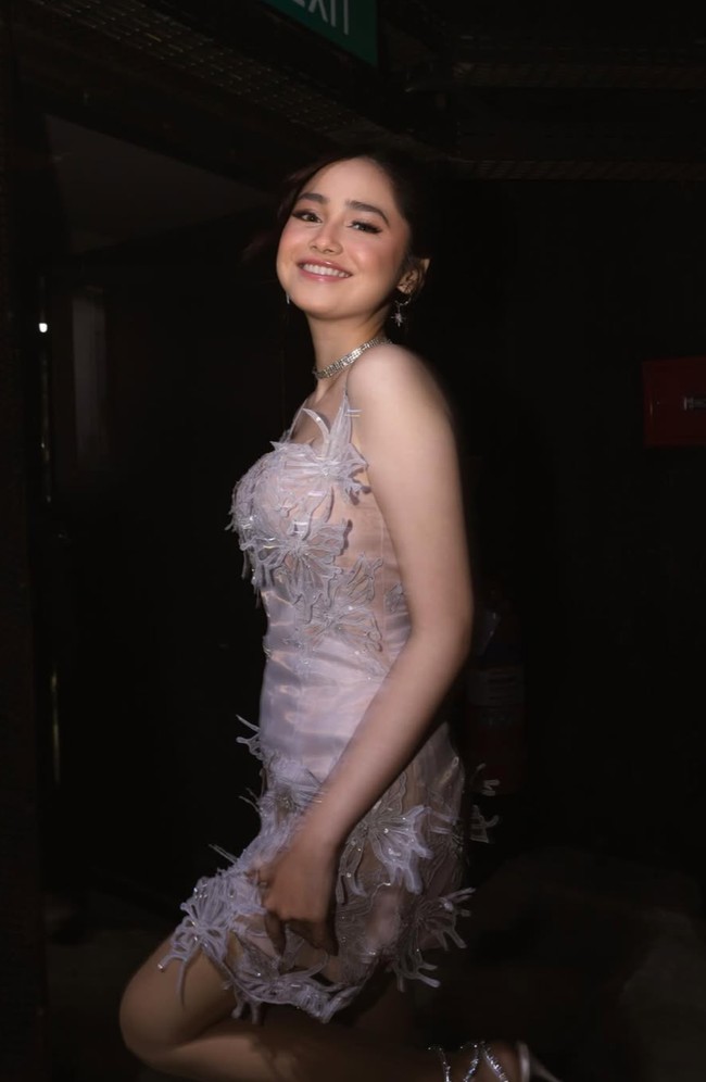 Melengkapi penampilannya, wanita 25 tahun itu mengenakan anting yang menjuntai di kedua telinganya. Tak hanya itu, ia juga memakai kalung choker berwarna silver dengan detail berkilau. Foto: Instagram/@krinouofficial