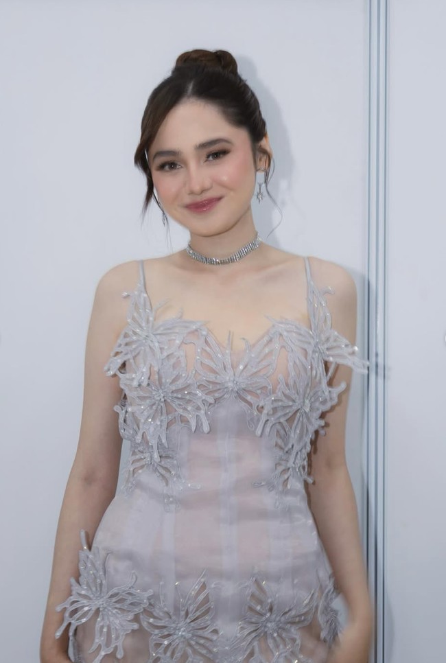 Penampilan Syifa makin memukau dengan riasan soft glam. Complexion flawless dengan hasil semi-matte dipadukan blush peach-pink dan lipstik pink nude yang glossy. Foto: Instagram/@krinouofficial