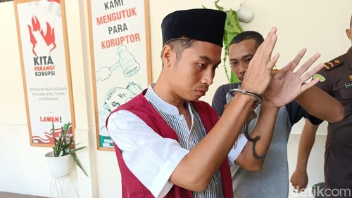 Terdakwa Lalu Rudi Rustandi seusai menjalani persidangan dengan agenda pembacaan putusan di PN Mataram, Rabu (4/2/2026). (Foto: Abdurrasyid Efendi/detikBali)