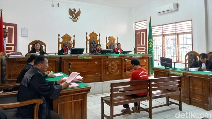 Terdakwa perampokan dan pembunuhan, Riswan Lubis saat menjalani sidang di PN Medan. (Juita Sinuhaji/detikSumut)