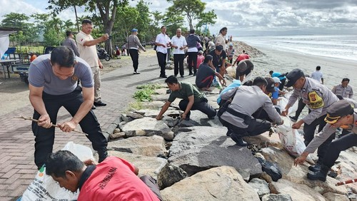 Tim gabungan melakukan pembersihan di pesisir pantai Delod Berawah, Kecamatan Mendoyo, Jembrana, Rabu (4/1/2026). (I Putu Adi Budiastrawan/detikBali)