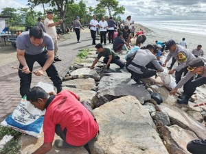 Disentil Prabowo soal Sampah, Tim Gabungan Serbu Pantai di Jembrana
