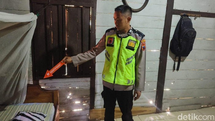 Petugas menunjukkan lokasi aksi pencurian di rumah warga Sempu, Kecamatan Kunduran, Blora.