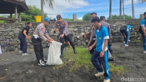 TNI, Polri hingga masyarakat melakukan aksi bersih-bersih sampah di Pantai Yeh Malet, Desa Antiga Kelod, Kecamatan Manggis, Karangasem, Rabu (4/2/2026).