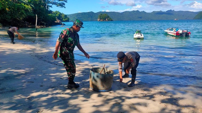 Tindak Lanjuti Perintah Prabowo, TNI-Polri Trenggalek Bersih Pantai Mutiara