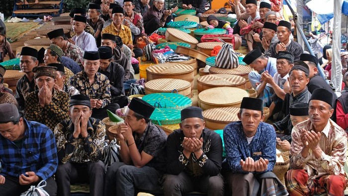 Sejumlah warga berjalan beriringan membawa tenong berisi berbagai jenis makanan saat acara tradisi Merti Dusun di kawasan lereng Gunung Sumbing Desa Tanggulangin, Selopampang, Temanggung, Jawa Tengah, Rabu (4/2/2026). Tradisi turun temurun tersebut dilaksanakan masyarakat setempat untuk mendoakan arwah leluhur sekaligus merupakan wujud kerukunan dan ajang silaturahmi warga pedesaan. ANTARA FOTO/Anis Efizudin/foc.