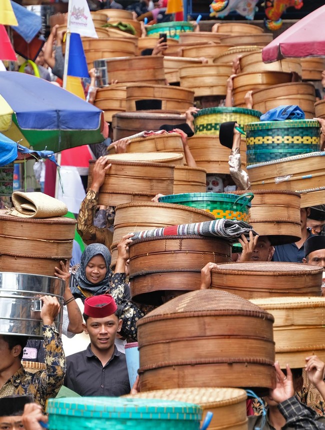 Nyadran Lereng Sumbing, Warga Beriringan Bawa Tenong Makanan