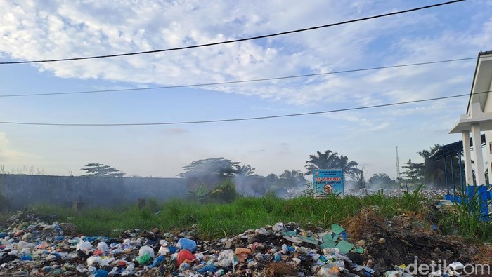 Meski Dilarang, Warga Tetap Buang Sampah di Jalan Perhubungan