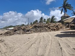 Foto: Tumpukan sampah yang didominasi kayu dan plastik juga tak kalah menggunung di Pantai Legian, Rabu (4/1/2026). (Fabiola Dianira/)