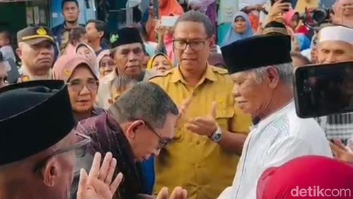Uskup Hans Monteiro saat diselendangi oleh umat Islam di Kelurahan Ekasapta, Kecamatan Larantuka, Flores Timur, NTT, Selasa sore (3/2/2025).