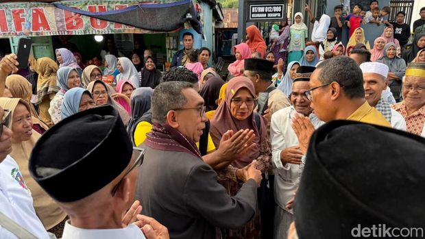 Uskup Hans Monteiro saat diselendangi oleh umat Islam di Kelurahan Ekasapta, Kecamatan Larantuka, Flores Timur, NTT, Selasa sore (3/2/2025).