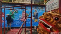 Para pekerja membersihkan kompleks vihara dan mengecat bagian-bagian yang penting di Vihara Amurva Bhumi (Hok Tek Tjeng Sin), Setiabudi, Jakarta, Rabu (4/2/2026). Menjelang perayaan tahun baru Imlek 2577 Tahun Kuda Api, vihara dan tempat peribadatan teru bersolek menyambut pergantian tahun dalam sistem kalender China tersebut.