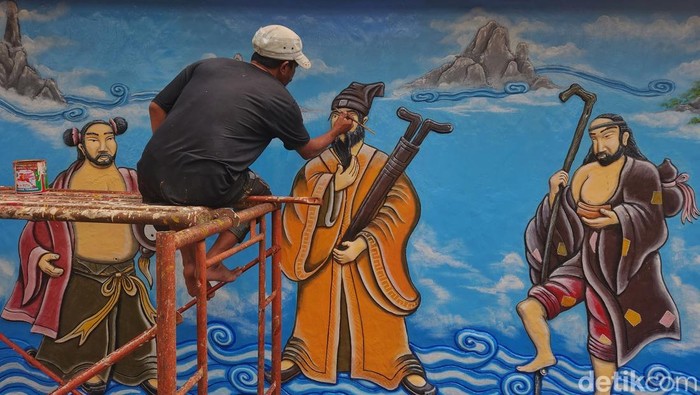 Para pekerja membersihkan kompleks vihara dan mengecat bagian-bagian yang penting di Vihara Amurva Bhumi (Hok Tek Tjeng Sin), Setiabudi, Jakarta, Rabu (4/2/2026). Menjelang perayaan tahun baru Imlek 2577 Tahun Kuda Api, vihara dan tempat peribadatan teru bersolek menyambut pergantian tahun dalam sistem kalender China tersebut.