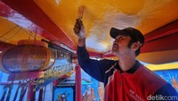 Dalam sejarah Vihara Amurva Bhumi, daerah jalan Prof Dr Satrio, Setiabudi dulunya rawa-rawa. Suatu ketika seorang pemuda menemukan semacam gundukan dengan batuan semacam prasasti yang ada tulisannya Hok Tek Tjeng Sin. Lantas dibersihkan, dirawat dan dibangunlah tempat peribadatan di atasnya.