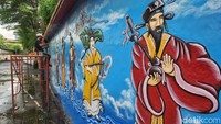 Bangunan berusia ratusan tahun itu juga cukup terawat dengan warna merah yang tidak pernah pudar karena selalu dicat ulang setiap perayaan khusus.