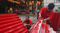 Vihara Amurva Bhumi dikenal sebagai kelenteng Tri Dharma yang menyediakan altar untuk sembahyang bagi penganut agama Buddha, Konghucu, dan Tao.
