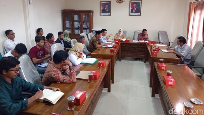 Perwakilan warga Desa Sambeng mendatangi Komisi III DPRD Kabupaten Magelang terkait penolakan tanah uruk untuk tol Jogja-Bawen, Rabu (4/2/2026).