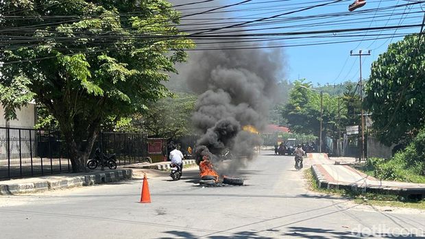 Warga tutup jalan di Sorong gegara wanita tewas ditikam.