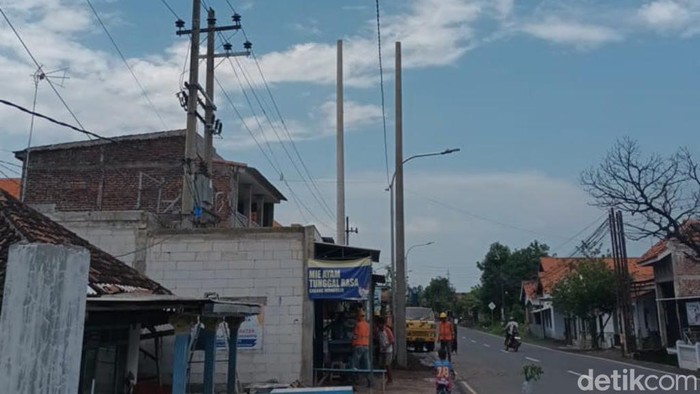 Tiang Listrik Ganggu Akses Rumah Mau Dipindahkan? Begini Caranya