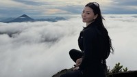Wendy Walters mengaku sempat backstreet terkait pekerjaan sebagai kreator dari ibunya. Pas aku jadi content creator, mami aku gak setuju, karena pakai baju bebas, kerjanya jamnya bebas. Aku bahkan pernah pura-pura berangkat kerja jam 6 pagi sampai jam 5 sore, padahal ke studio buat kerja. Tapi sekarang mami sudah tahu, katanya. (Foto: dok Instagram wendywalters)