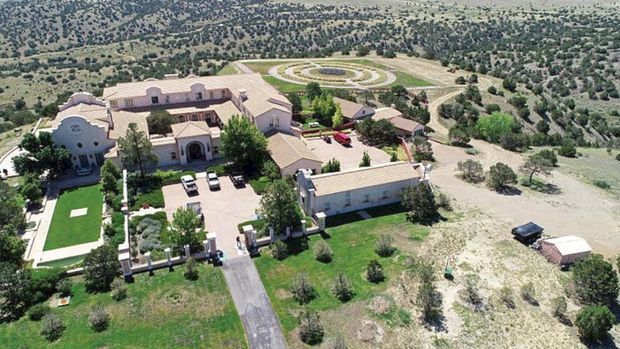 Jeffrey Epstein memiliki lahan peternakan bernama Zorro Ranch di New Mexico, AS.