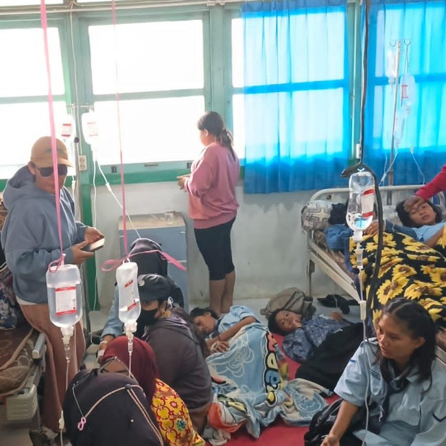 Korban Keracunan Bergelimpangan, Air Infus Bergelantungan