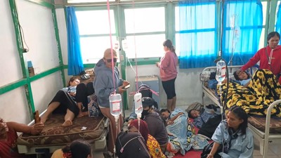 Korban Keracunan Bergelimpangan, Air Infus Bergelantungan