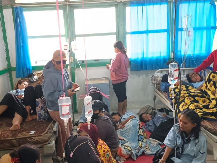 Korban Keracunan Bergelimpangan, Air Infus Bergelantungan