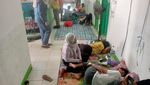 Korban Keracunan Bergelimpangan, Air Infus Bergelantungan