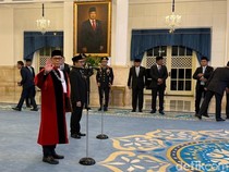 Bacakan Sumpah Jabatan di Depan Prabowo, Adies Kadir Resmi Jadi Hakim MK