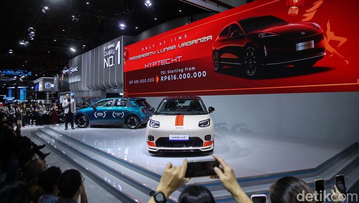 AION UT varian edisi khusus resmi diperkenalkan di ajang Indonesia International Motor Show (IIMS) 2026 yang digelar di JIExpo Kemayoran, Jakarta. Model listrik ini menghadirkan sejumlah perubahan pada sisi eksterior, memberikan tampilan yang lebih menarik tanpa mengubah konfigurasi interior maupun spesifikasi inti kendaraan.