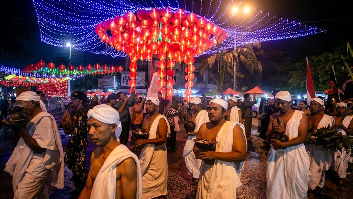 Warga dengan membawa beraneka sesaji berjalan melewati kawasan Pasar Gede saat mengikuti Tradisi Umbul Mantram di Solo, Jawa Tengah, Kamis (5/2/2026). Kirab tersebut sebagai ungkapan rasa syukur warga kepada Tuhan Yang Maha Esa serta simbol toleransi kerukunan antar warga Kelurahan Sudiroprajan yang merupakan kampung akulturasi dua budaya yaitu Jawa dan Tionghoa di Kota Solo. ANTARA FOTO/Mohammad Ayudha/foc.