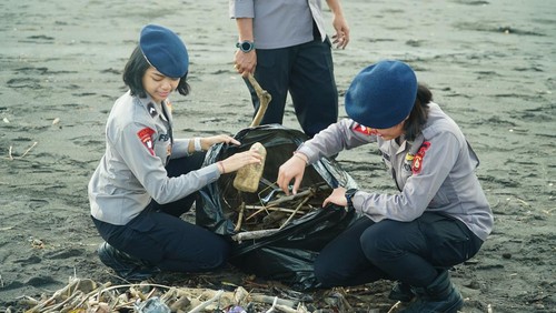 Anggota Satuan Brimob Polda Bali sedang membersihkan beberapa titik pantai di Bali. (Dok: Polda Bali)