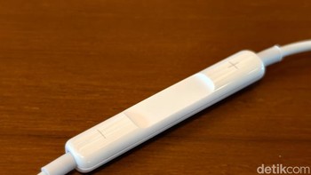 Remote inline Apple EarPods USB-C dengan tombol volume dan kontrol pemutaran musik. Foto: Adi Fida Rahman/detikINET
