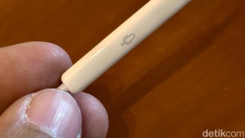 Mikrofon bawaan Apple EarPods USB-C yang diklaim mampu menangkap suara lebih jernih saat panggilan. Foto: Adi Fida Rahman/detikINET