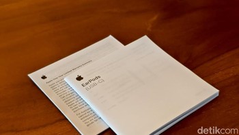Buku panduan dan kartu garansi Apple EarPods USB-C yang disertakan di dalam kotak penjualan. Foto: Adi Fida Rahman/detikINET