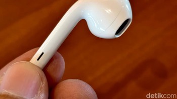 Detail grille speaker pada EarPods USB-C, dirancang untuk menghasilkan suara lebih seimbang. Foto: Adi Fida Rahman/detikINET
