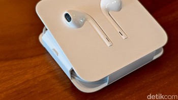 Unit Apple EarPods USB-C dengan desain earbuds semi in-ear tanpa bantalan silikon. Foto: Adi Fida Rahman/detikINET